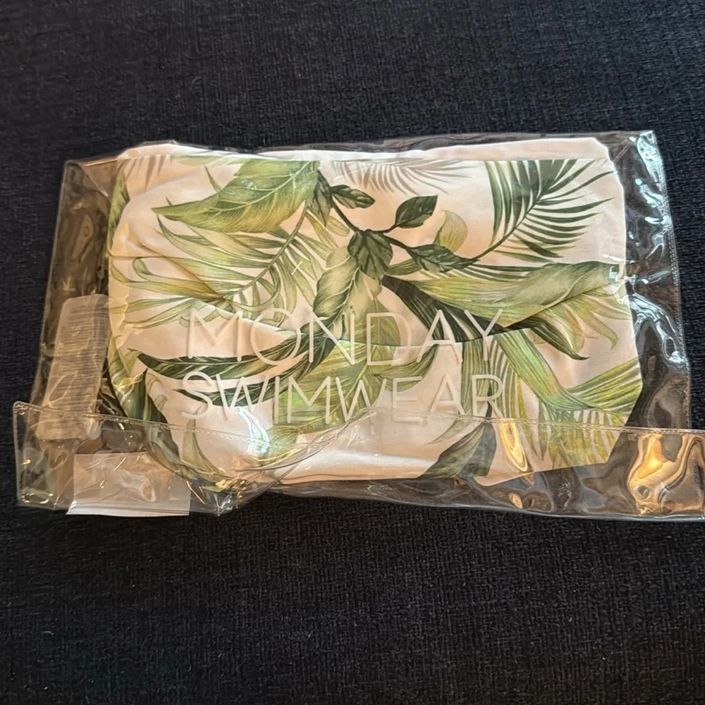 NWT Monday Swimwear Tulum Bottoms in Palm